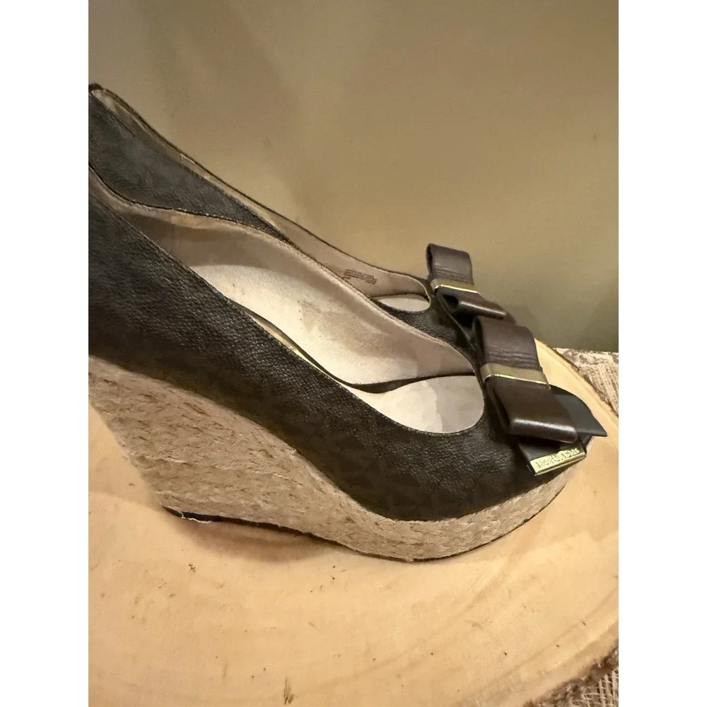 Michael Kors MEG MK 8.5 Brown Logo‎ Signature Peep Toe Bow Espadrille's Wedges